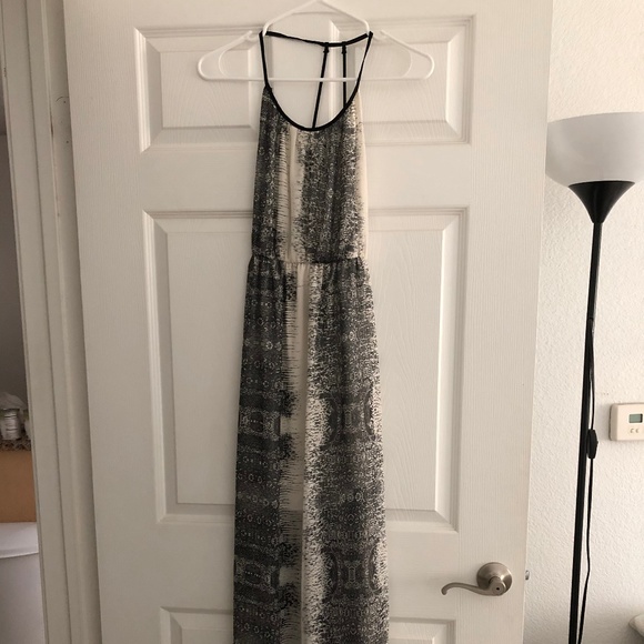 Flowy Backless Maxi Dress - Picture 1 of 8